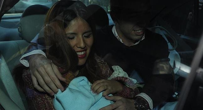 Chabelita y su bebé fotografiados en el coche sin cinturón ni sillita