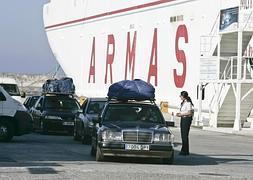Vehículos, cargados de mercancías, dispuestos para embarcar hacia Melilla desde Motril. :: JAVIER MARTÍN
