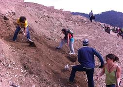 Vecinos de las cuevas escarban en la tierra donde estaban sus cuevas :: A. AGUILAR