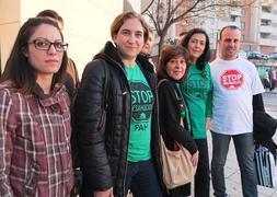 Ada Colau, en el centro, con miembros de la Coordinadora Antidesahucios de Jaén. :: LIÉBANA