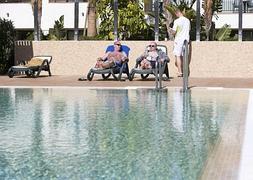 Dos turistas, en la piscina del hotel Robinson, que ha reabierto sus instalaciones. :: JAVIER MARTÍN