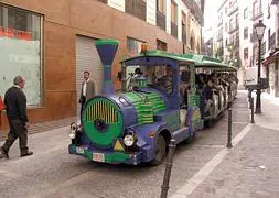 Tren turístico que recorrió el casco histórico de Jaén durante la Feria de San Lucas de 2003. :: IDEAL