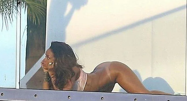 Erótica Rihanna se desnudó para una provocadora producción de fotos explosivas