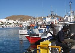 Puerto pesquero de Carboneras, al fondo embarcaciones de recreo. :: IDEAL