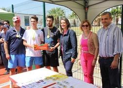 Casi un centenar de motrileños participa en el torneo de pádel solidario en favor de Cáritas