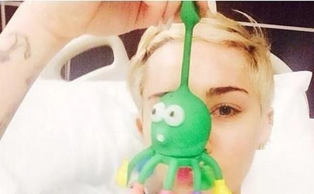 Aburrida Miley Cyrus sigue hospitalizada, cancela 2do show de su gira “Bangerz” brutal