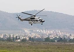 El helicóptero en el que viaja don Juan Carlos despega de Armilla. ::  G. MOLERO