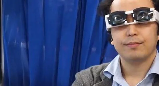 Alucinante: el japonés que ideó unas gafas para ocultar lo que sientes