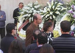 Los padres Miguel Serrano momentos antes de la misa de funeral celebrada en la localidad cordobesa de Montilla.:: EFE