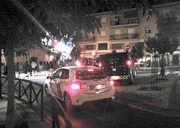 El coche de la Policía Local, a la derecha, que intervino en el desalojo de la discoteca. :: J. F. B.