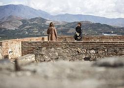 Turistas en el castillo de Salobreña, que podrá seguir siendo visitado durante los 11 meses que duren las obras. :: JAVIER MARTÍN