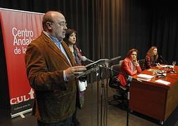 El director de IDEAL, Eduardo Peralta, junto a Sandra García y Ana Gámez, ayer en el Día del Libro. :: AGUILAR