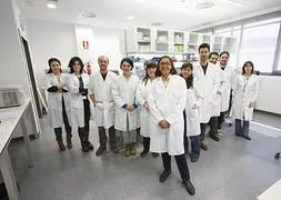 La doctora Marta Alarcón, en los laboratorios de Genyo, con su equipo de investigadores. :: GONZÁLEZ MOLERO