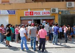 Bolivianos residentes en Granada hacen cola ante el ‘consulado portátil’ instalado en la sede del PSOE del Zaidín. :: R. L. PÉREZ