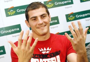 HERRAMIENTAS. Iker Casillas muestras sus manos. /EFE