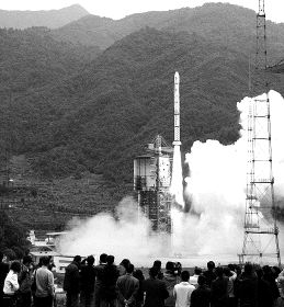 El cohete 'Larga Marcha 3-A' despega de la base de Xichang. / AP