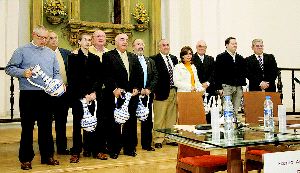 TODOS REUNIDOS. Los autores posan junto con el alcalde y el concejal de Cultura. / MIGUEL ÁNGEL