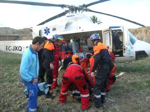 RESCATE. Efectivos de protección civil suben al herido. /IDEAL