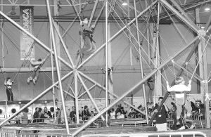 A SALTOS. Los pequeños disfrutaron suspendidos en el aire y haciendo acrobacias. / IDEAL