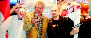 MIGUEL BARDEM Y PEPE VIYUELA. El director de la película y el actor, escoltados por Mortadelo y Filemón en el estreno de la película ayer en Kinépolis. / JAIME MARTÍN