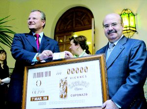 Patricio Cárceles y Gaspar Zarrías muestran cómo es el cupón especial 'Tierras del Olivo'. /F. J. C.