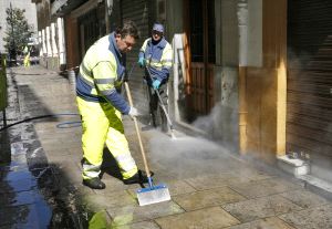 A PUNTO. Operarios municipales limpian los restos de cera en el centro de la capital. / RAMÓN L. PÉREZ