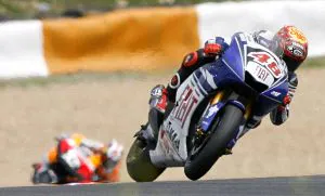EN CABEZA. Jorge Lorenzo acelera con su Yamaha a la salida de una curva, con Dani Pedrosa alejado unos metros por detrás. /AFP