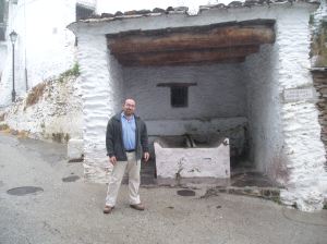 El técnico municipal Alberto Martín, junto al lavadero del barrio alto de Pitres. / R. VÍLCHEZ