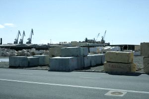 PUERTO. Imagen del muelle de Poniente que albergará la futura terminal de contenedores y que ahora se utiliza para almacenar mercancías. / J. J. MULLOR