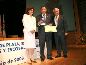 A BARRER. Vicente Aguilera (centro) recibe el galardón. / IDEAL