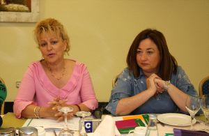 La coordinadora provincial del IAM, Adela Segura, y la directora andaluza, Soledad Pérez. / CH. ARTERO
