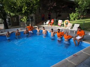TRABAJO Y RELAX. Xavi Molas, junto al resto, trabajan duro y tienen tiempo para el relax 'piscinero'.