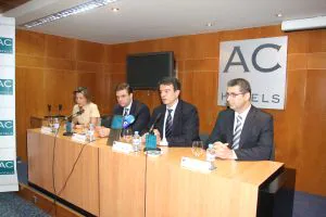 Antonio Catalán, junto a miembros de la cadena, en su visita a Almería.