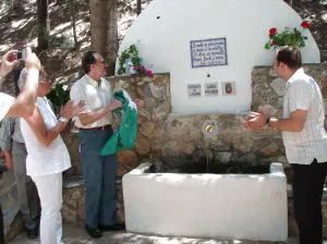 Descubrimiento de la placa instalada en la nueva fuente. /R. V.