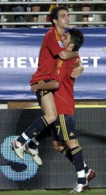 CELEBRACIÓN. Cesc (i) abraza a Villa, autor del gol ante Bosnia. /EFE