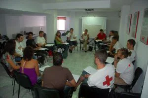 PUESTA EN COMÚN. Voluntarios de Cruz Roja durante una reunión de coordinación. /CHAPA