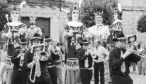 ANIMACIÓN. Una charanga y los gigantes y cabezudos justo después de salir del Ayuntamiento. /ROMÁN