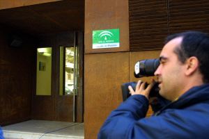 PLEITO. Un cámara toma imágenes en la puerta del Juzgado de Menores 1 de Granada. / R. L. PÉREZ