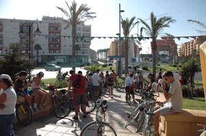 Participantes en una de las salidas lúdico-reivindicativas llevadas a cabo por el movimiento ciclista urbano en Roquetas de Mar.
