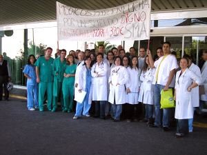 Una protesta de médicos en un hospital andaluz. /IDEAL