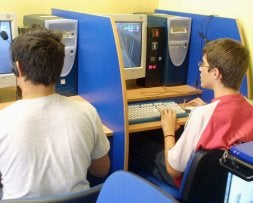 El 14% de los menores queda con extraños que ha conocido en Internet