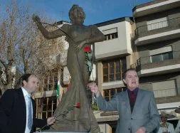 Junior, a la derecha junto al alcalde de Dúrcal, ofrece una rosa a su Marieta.  / R.V.