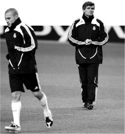 Juande Ramos, a la derecha, no se muestra inquieto pese a la baja de Cannavaro (izquierda).