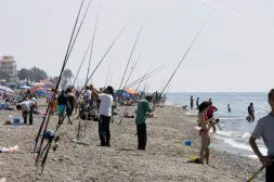 Los pescadores 'toman' la playa de Salobreña, para fastidio de los primeros bañistas con los que la convivencia es difícil. /ALFREDO AGUILAR