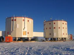 A la izquierda, la base italo-francesa Concordia, donde se ubicará el telescopio. A la derecha, un investigador trabaja en la instalación del instrumento. / IDEAL
