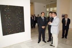 El alcalde de Santa Fe junto a las autoridades, en el Instituto de América. /A. M.