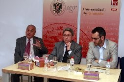 Manuel Barrios Aguilera (izquierda) presentó la obra. / G. MOLERO