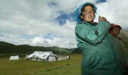 Mujeres nómadas, en la altiplanicie tibetana. Abajo, el mapa de rutas. / AFP