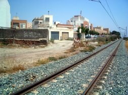 Vías del tren a su paso por Los Molinos, en las proximidades de una nueva posible ubicación de la estación. / IDEAL