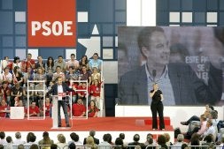 El presidente del Gobierno, José Luis Rodríguez Zapatero, durante su intervención de ayer en el mitin de Valencia./ EFE